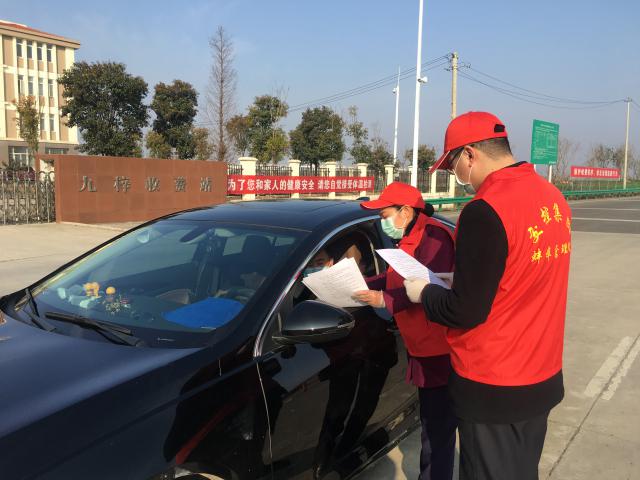 2月1日，蚌埠處九梓站向廣大司乘人員發(fā)放《安徽省交通運(yùn)輸廳疫情防控工作指揮部 致司乘朋友的公開信》 (1).jpg