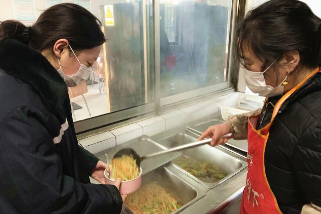 1582010242250875.jpg 楊阿姨貼心守護(hù)十幾個(gè)“孩子”.jpg