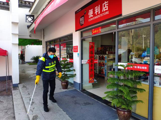 1582084620136230.jpg 牯牛降服務(wù)區(qū)正在消毒.jpg