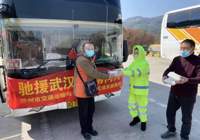 1582084647119288.jpg 處于皖鄂省界的長嶺關(guān)服務(wù)區(qū)為馳援武漢的應(yīng)急物資運(yùn)輸車輛提供服務(wù).jpg