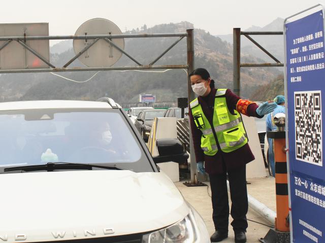 1583387579596420.jpg 陳青引導駕駛員掃描二維碼登記信息_副本.jpg