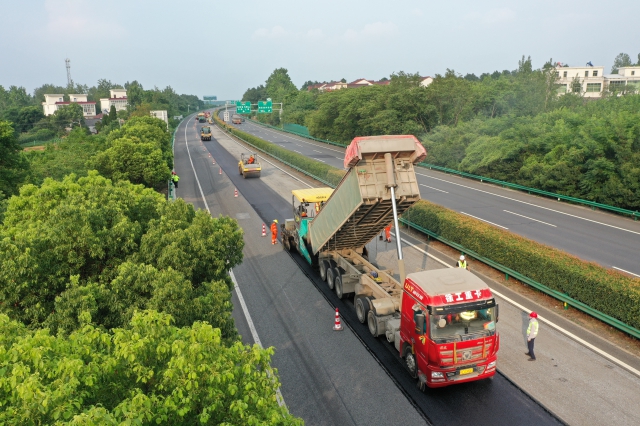 7月15日，滬武高速馬巢段進(jìn)行單車道路面銑刨重鋪?zhàn)鳂I(yè)。.png