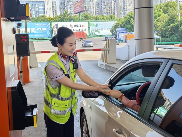 合肥中心包河大道收費(fèi)站收費(fèi)員幫助司機(jī)取卡.jpg