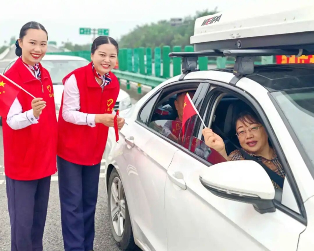 1759889809209906.jpg 蚌埠中心涂山懷遠(yuǎn)站為過往司乘贈(zèng)送小國旗.jpg