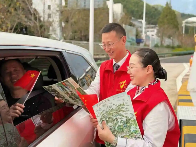 1759890002307370.jpg 黃山中心青年志愿者為過往司乘推介周邊景點(diǎn)并贈(zèng)送小國旗.jpg