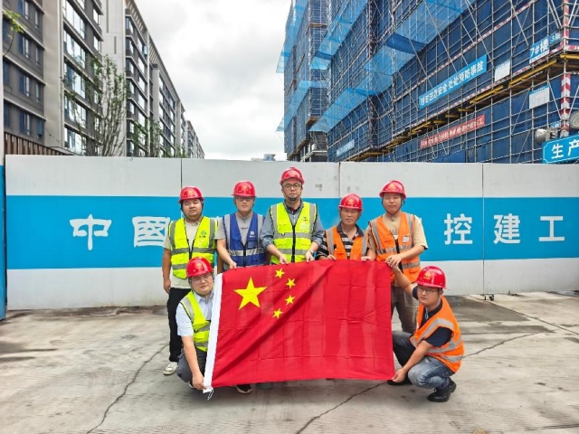 1759890064660619.png 交控建工集團(tuán)合肥濱科城項(xiàng)目開展“我和國旗合影”活動(dòng).png