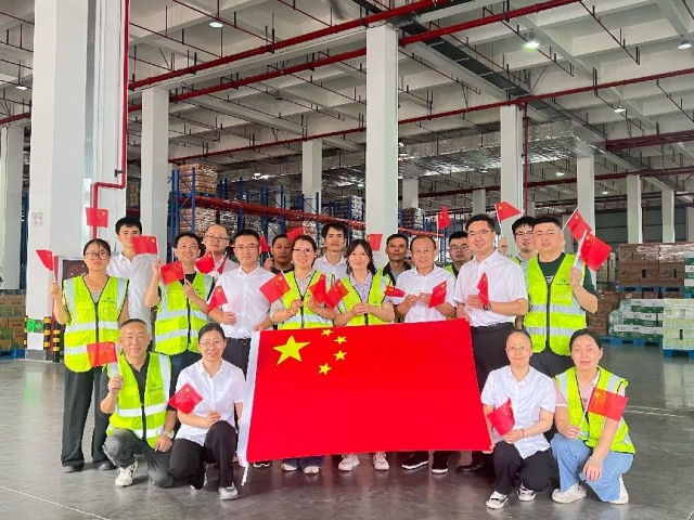 1759890116655395.png 迅捷物流公司組織開展“與國旗合影 為祖國慶生”活動(dòng).png